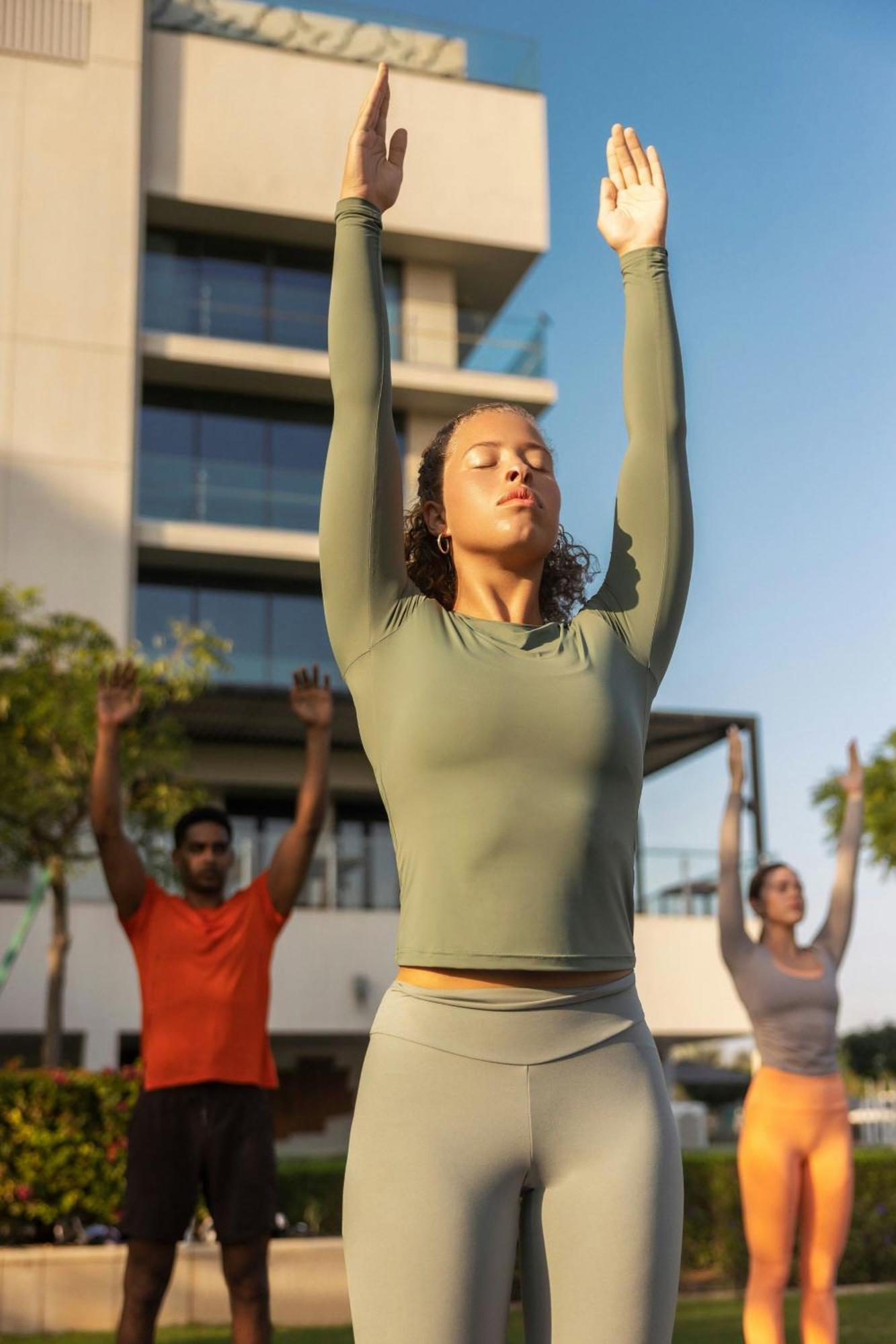 ดับเบิลยู มัสกัต Hotel ภายนอก รูปภาพ A woman practicing yoga