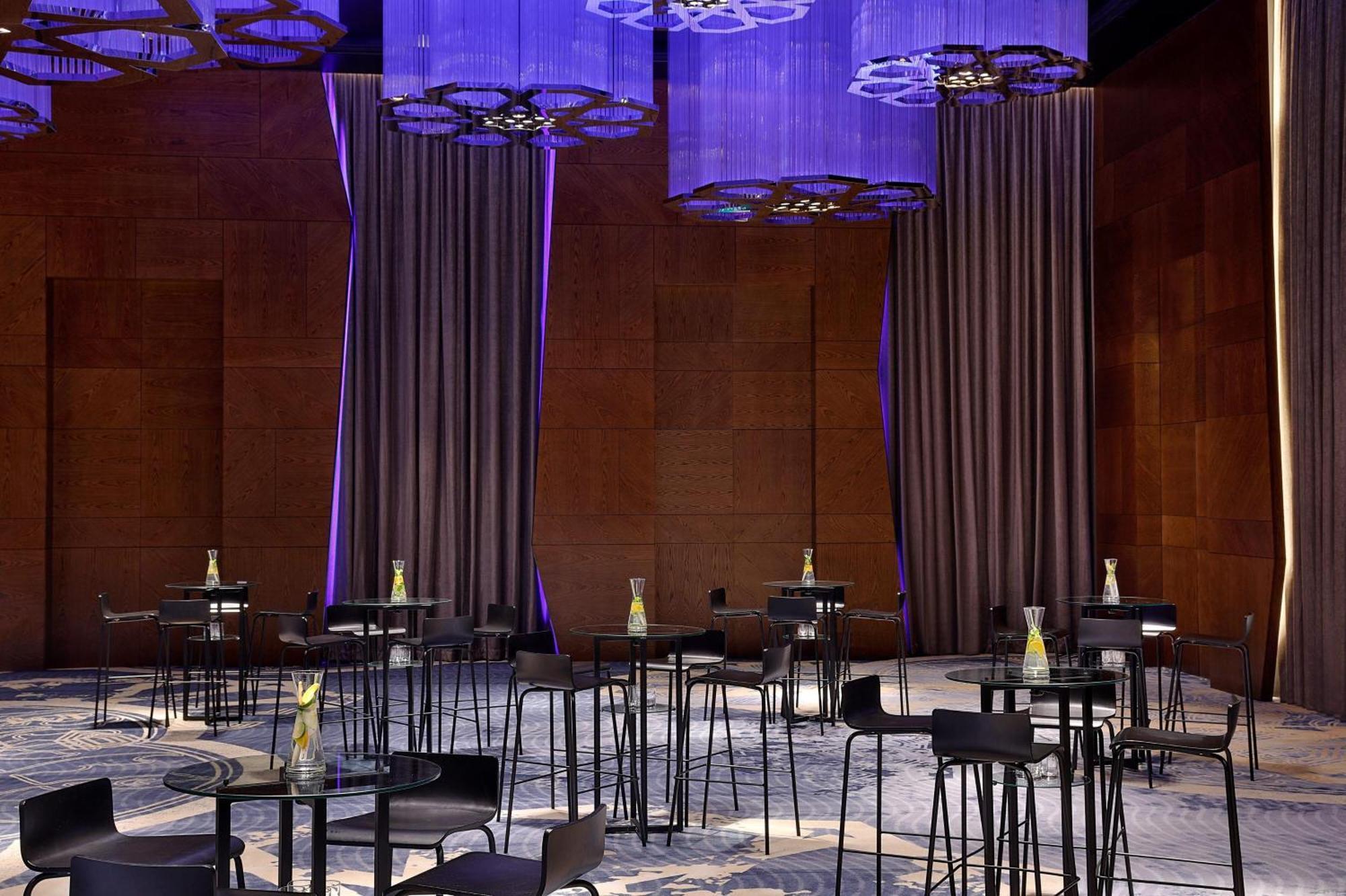 ดับเบิลยู มัสกัต Hotel ภายนอก รูปภาพ The interior of the National Theatre, Dublin